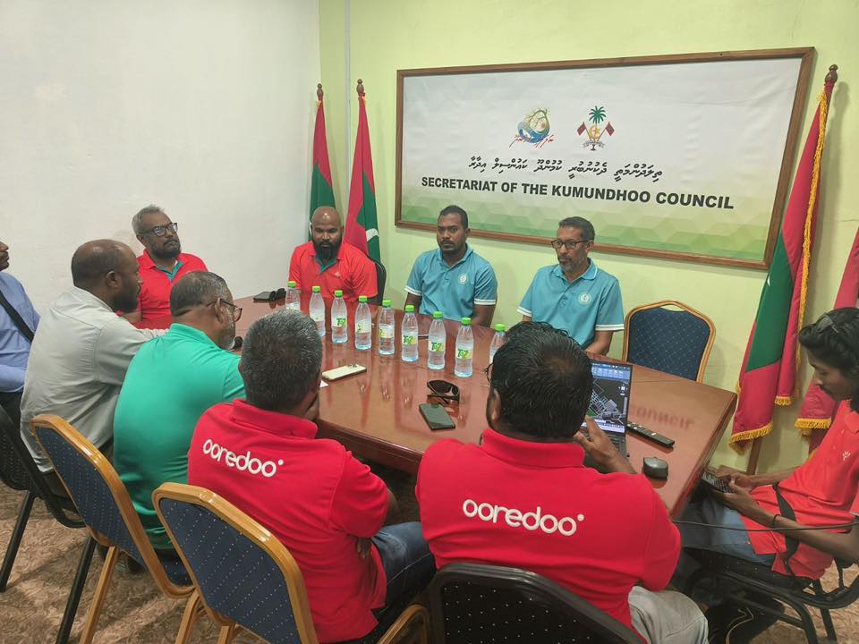 ކުމުންދޫގައި އުރީދޫ މޯލްޑިވްސްގެ ސުޕަރނެޓް ޙިދުމަތް ދިނުމަށް ފައިބާ އޮޕްޓިކް ކޭބަލް ނެޓްވޯކް އެޅުމަށް ބާއްވާ ސްޓޭލްހޯލްޑާރ މީޓިންގް